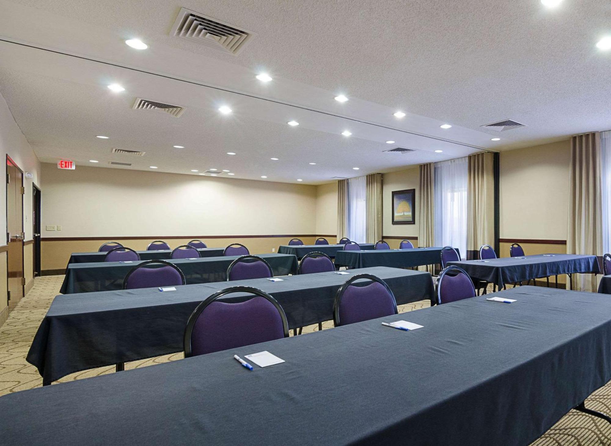 Comfort Inn & Suites Hutchinson Ngoại thất bức ảnh