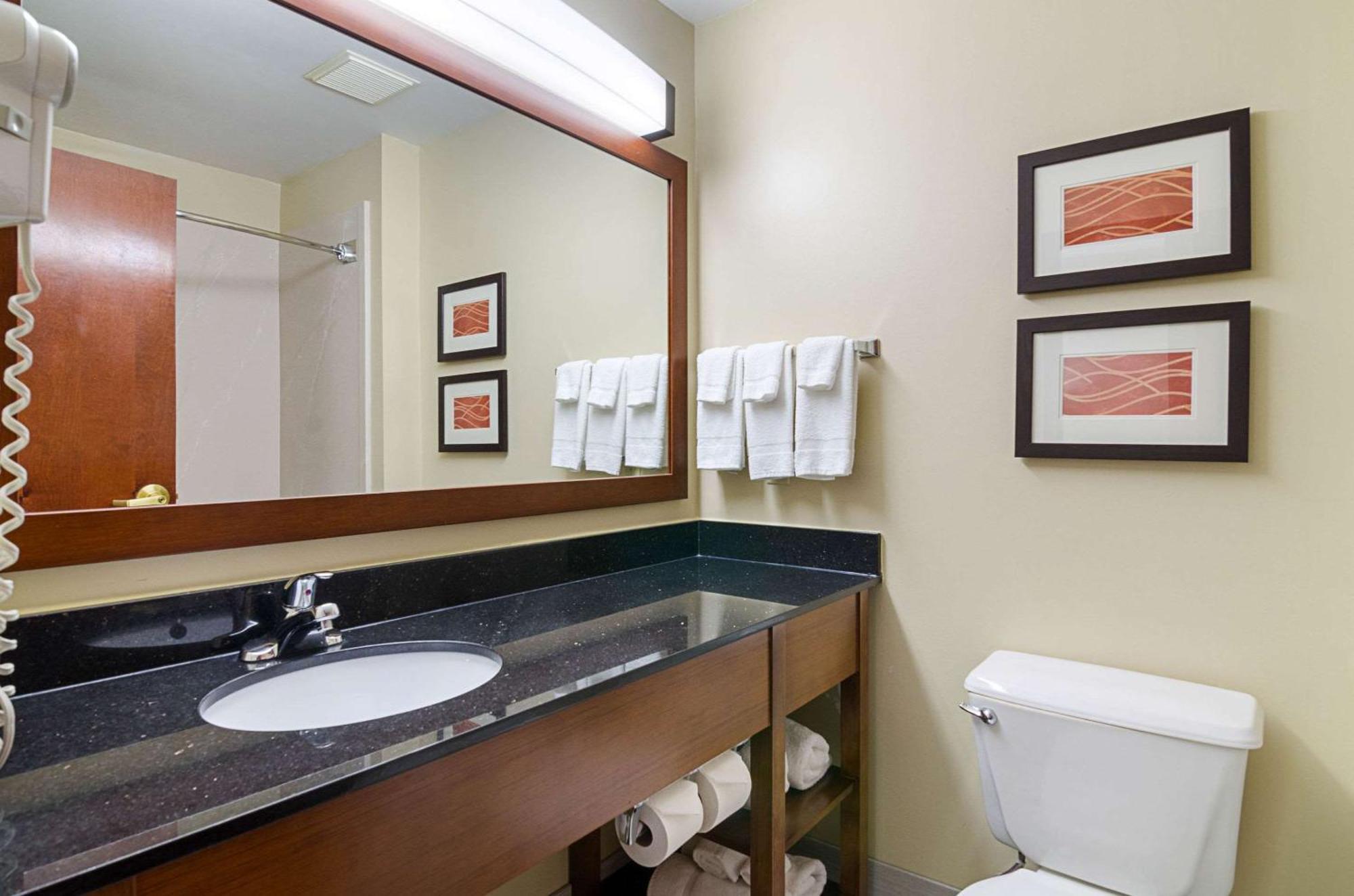 Comfort Inn & Suites Hutchinson Ngoại thất bức ảnh